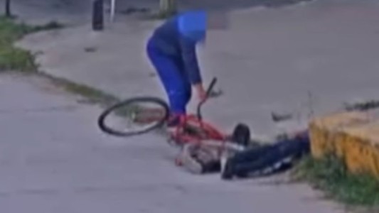 VIDEO: se desmayó mientras circulaba en bicicleta y una pareja se la robó