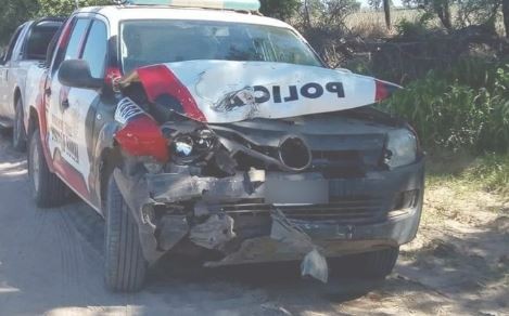 Insólito: un joven robó un patrullero y lo chocó contra una casa