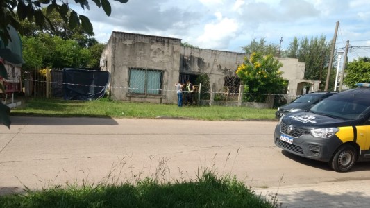 Encontraron una mujer asesinada en el patio de su casa