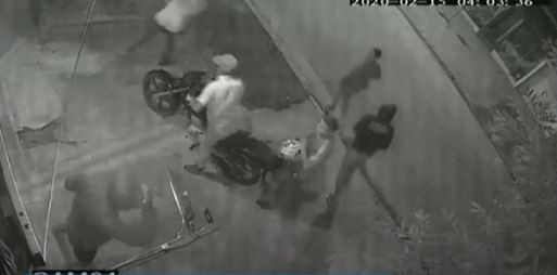 Robo en manada: en segundos le sacaron la moto, el casco y las zapatillas