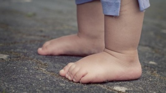 Vecinos encontraron una beba de un año caminando sola por la calle