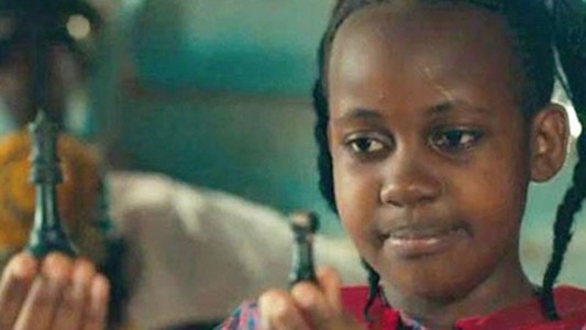 Murió una actriz de 15 años que había trabajado en "La reina de Katwe"