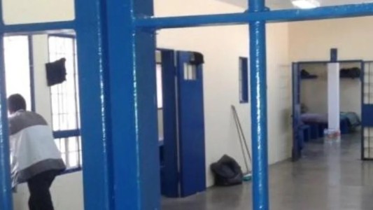 Mendoza: un preso distrajo al guardia con un vaso de agua y se fugó caminando