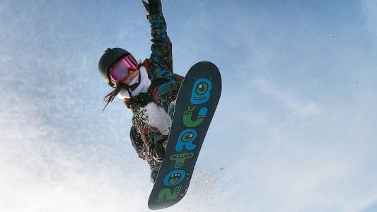 "Vuelo como un pájaro": la nena de 6 años que es sensación de los deportes extremos