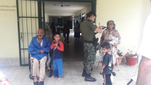 Un policía salvó a una familia que se ahogaba en medio de un temporal