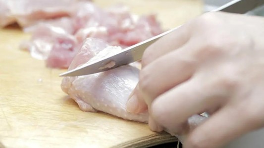 ¡Ciudado!: este es el error que comete casi el 50% de la gente antes de cocinar pollo