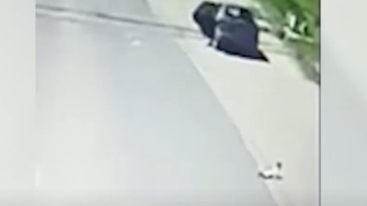 Video dramático: se le cayó el nene del auto