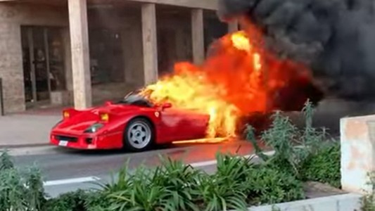 Una Ferrari en llamas en las calles de Mónaco