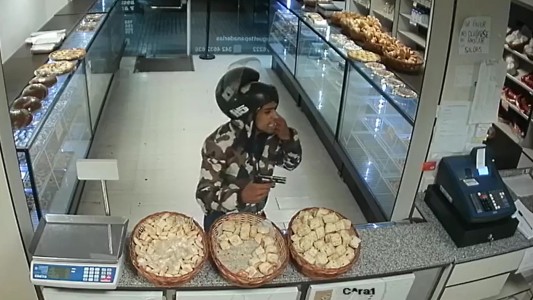 Asaltó una panadería, vació la caja y le pidió una Coca para llevar
