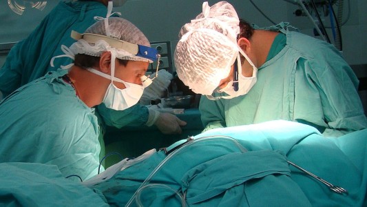 Para un trasplante, realizan la extracción de un riñón por vía vaginal de una donante viva