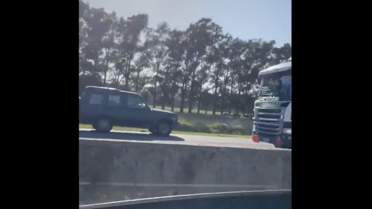 VIDEO: un auto circula en contramano en plena ruta