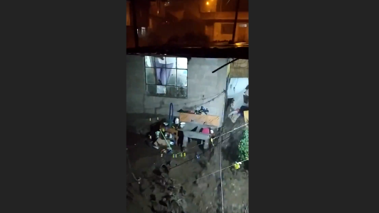 El dramático momento en que un alud arrasa una casa