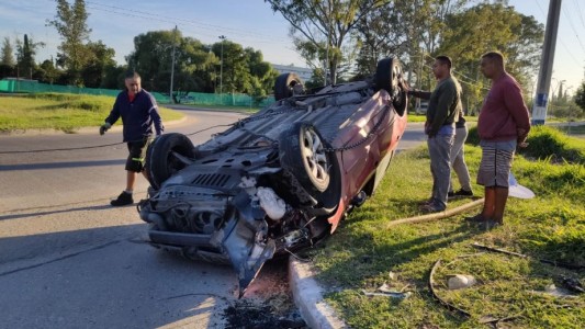 Descontrol, choque y vuelco en la avenida Cruz Roja