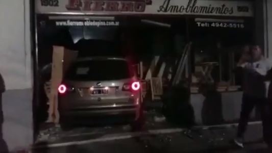 Conductor ebrio chocó dos autos y se incrustó en una mueblería