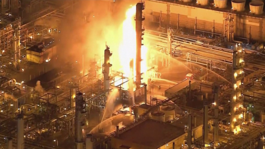 Se incendia la refinería más grande de la costa oeste de EE UU