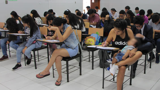 La historia de la joven que dio un examen en la universidad con su bebé en brazos