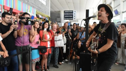 Coti sorprendió a los turistas con un show en la estación Ferroautomotora de Mar del Plata