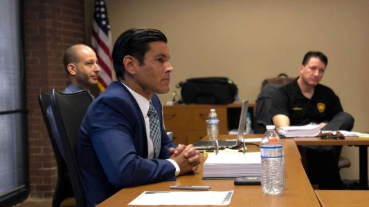 Un policía le dio un sandwich con excremento a un sin techo, lo echaron y ahora busca recuperar su trabajo