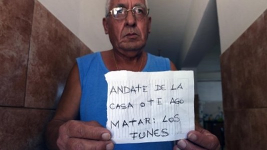 Acribillaron a tiros la puerta de su casa y le dejaron un mensaje mafioso: "Andate de la casa o te hago matar"