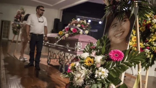 La violó, la mató y lo detuvieron en el funeral con una indignante remera