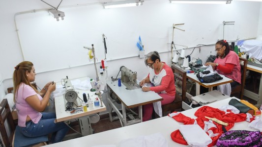 Internas de una cárcel de Los Hornos confeccionaron sábanas para un Hospital de Niños de Avellaneda