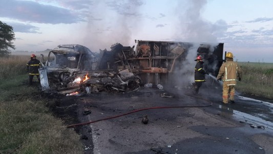 Cuatro muertos por el choque entre un camión, tres autos y una ambulancia