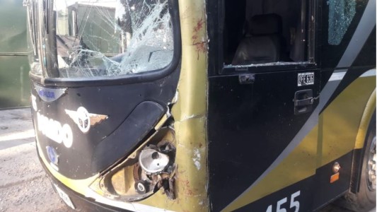 Una moto en contramano se estrelló contra un colectivo: los dos ocupantes murieron