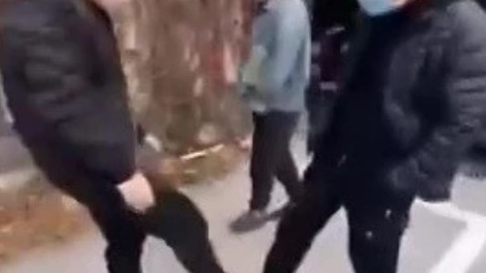 El curioso saludo de pies que utilizan en China para detener la propagación del coronavirus