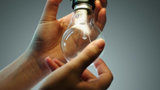 Una niña está grave por una descarga eléctrica al prender una lámpara