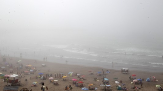 A la playa con niebla: el extraño fenómeno que cubrió Mar del Plata