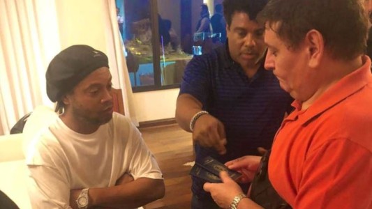 Detuvieron a Ronaldinho en Paraguay por tener pasaporte falso