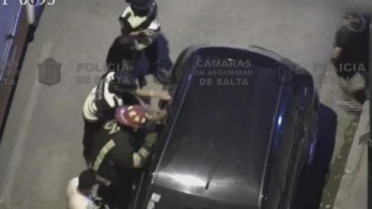 VIDEO: el desesperado pedido de una mujer que se olvidó a su bebé encerrado en el auto