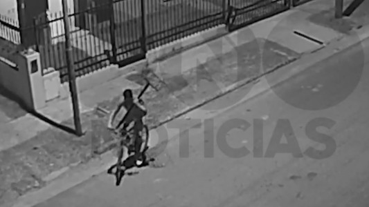 VIDEO – Robo al paso: en bici, se llevan canillas, mangueras y hasta los cestos de basura