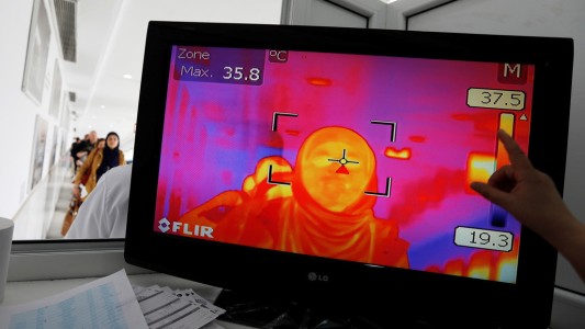 Foto: el momento en que célula humana es infectada por el coronavirus