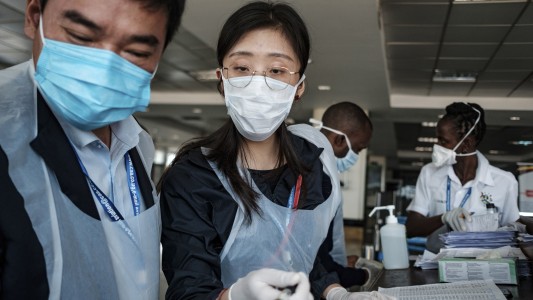 Coronavirus: allanan una fábrica que lavaba, planchaba y revendía barbijos usados