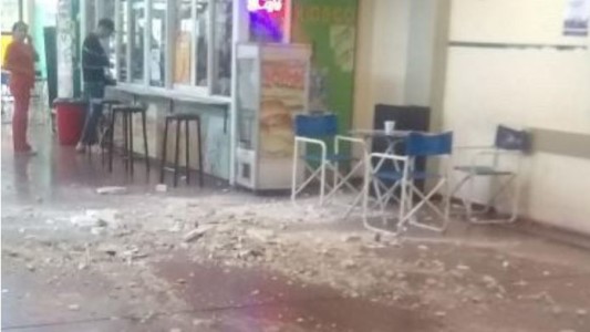 Urgencia de mantenimiento: cayó un pesado revoque en el Hospital de Urgencias