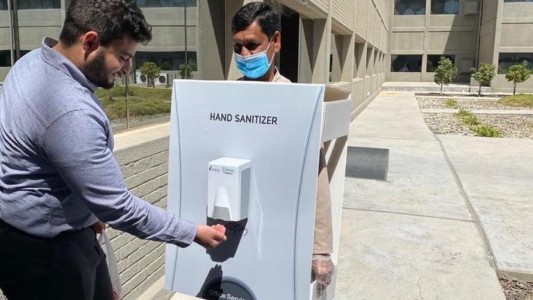 Coronavirus: escándalo en Arabia Saudita por un "expendedor humano" de alcohol en gel