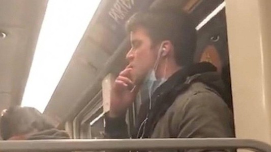 Video: tenía barbijo por el coronavirus, se lamió los dedos y se los limpió en la baranda del subte