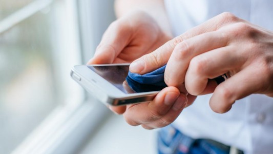 Cómo desinfectar tu celular y evitar el coronavirus