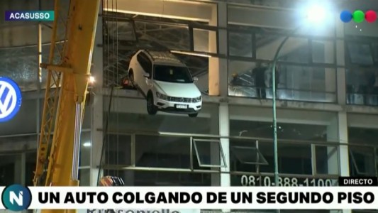 Un auto quedó colgando del segundo piso en Acasusso