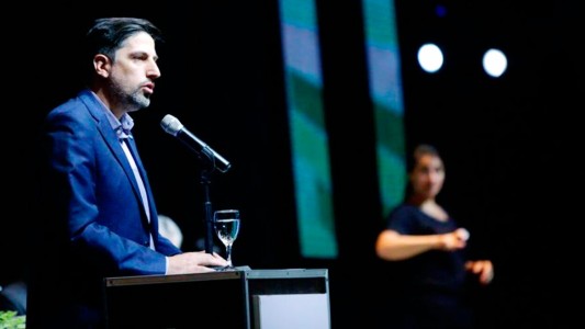 "La recomendación oficial es no suspender las clases", reafirmó el ministro de Educación