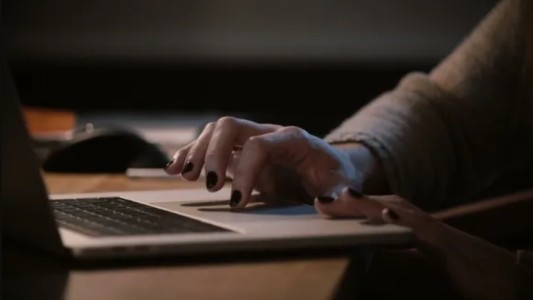 Coronavirus, cuarentena y porno gratis: oferta solidaria de un sitio para adultos