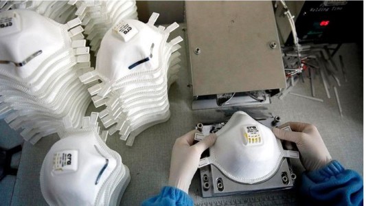 La fábrica argentina de barbijos trabaja las 24 horas