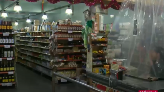 Coronavirus en Argentina: la cajera del supermercado chino que atiende dentro de una "burbuja"