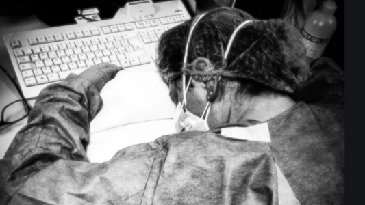 La historia detrás de la foto de la enfermera italiana exhausta tras atender a más de 50 pacientes