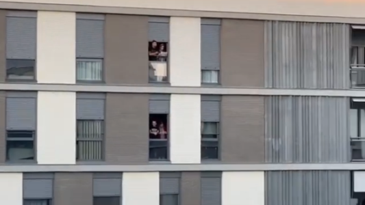 VIDEO: en "estado de alarma" los madrileños juegan al bingo desde los balcones