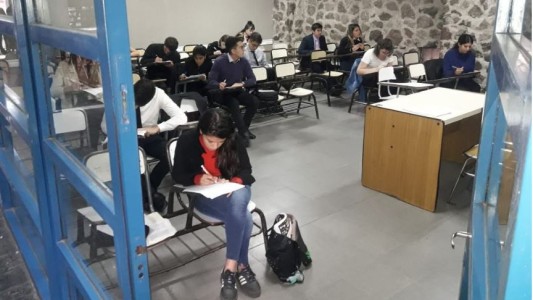 Sin clases, pero con exámenes: rendir es actividad presencial en la UNC