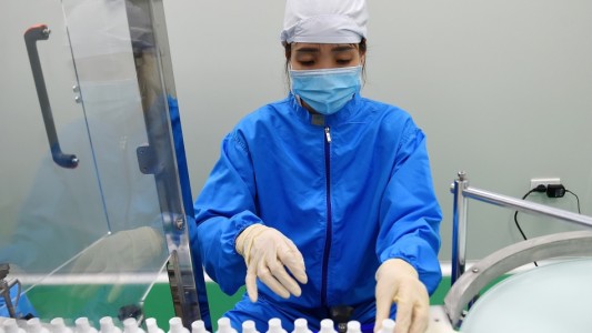 Un voluntario recibió la primera dosis de una posible vacuna contra el coronavirus