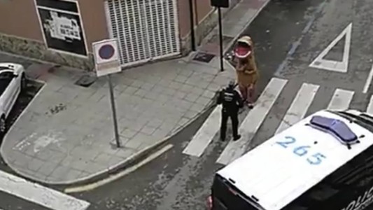 Video: la policía detuvo a un "dinosaurio" que quebró la cuarentena