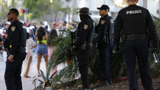 VIDEO: Así desalojan las playas de Miami